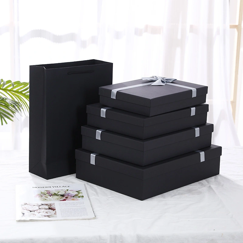 뚜껑이 있는 직사각형 검정색 선물 상자